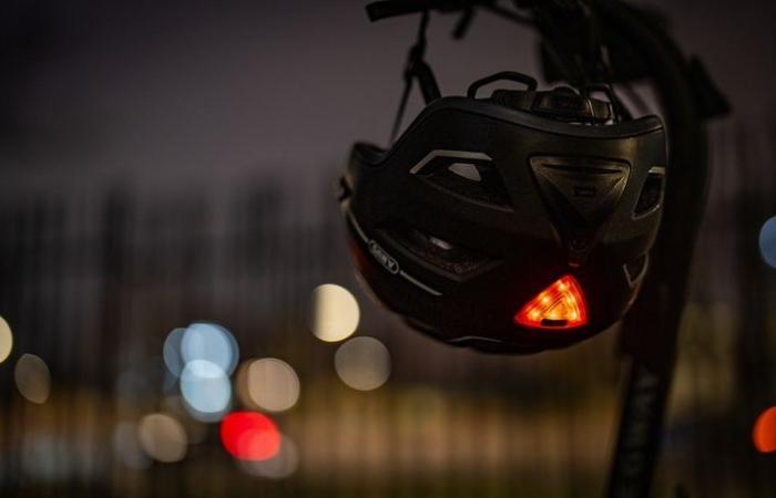 Por la noche está oscuro, incluso en bicicleta.