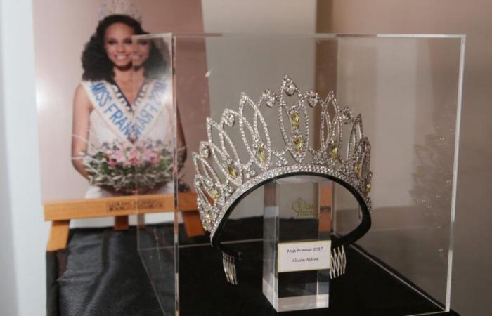 Por cierto, ¿Miss Francia conserva su corona después de su reinado?