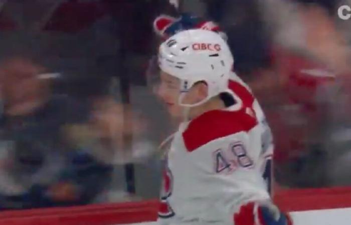 El primer gol de Lane Hutson en la NHL