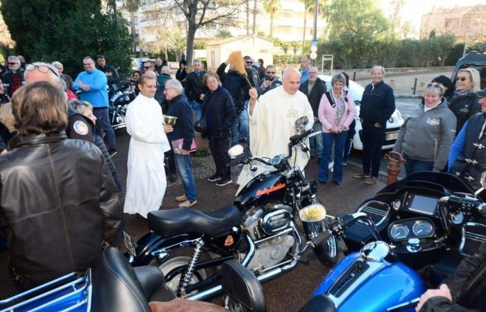 Un centenar de moteros se reunieron, bendición de Harley y misa por Johnny Hallyday en Fréjus