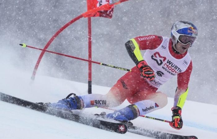 El campeón olímpico de esquí Marco Odermatt lidera la Copa del Mundo de GS en los Alpes franceses tras su primera carrera