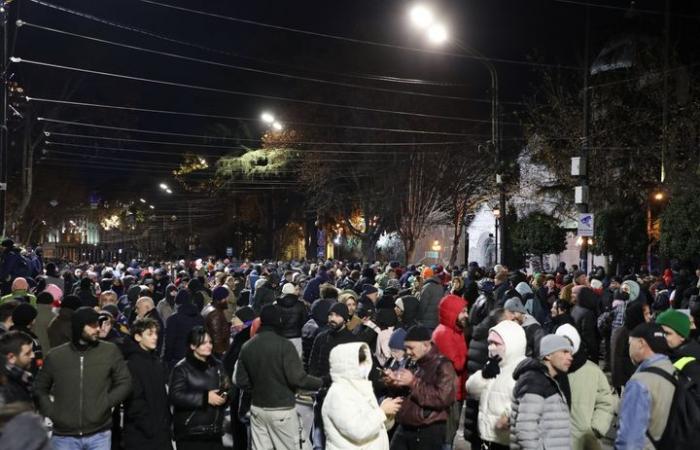 : Informe En Georgia, los manifestantes están dispuestos a “defender físicamente” a la presidenta Salomé Zourabichvili, que se niega a entregar su mandato.