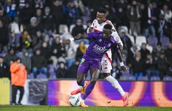 El farolillo rojo Beerschot se queda empatado ante el débil Standard tras una buena jugada del portero Epolo