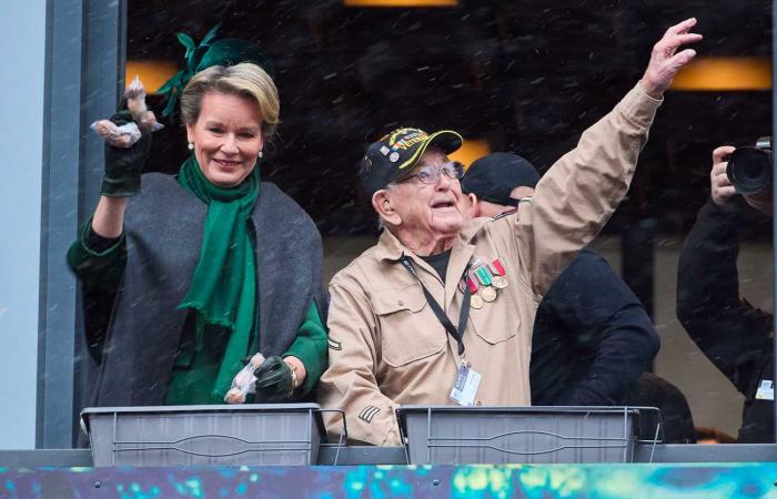 La pareja real belga y la pareja gran ducal se lanzan nueces en Bastoña con motivo del 80º aniversario de la batalla de las Ardenas