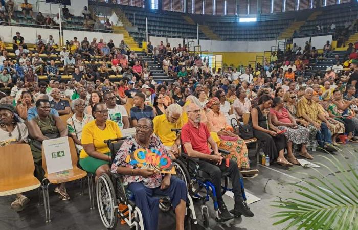 Cientos de personas se reunieron ante el llamado de los diputados de Guyana.