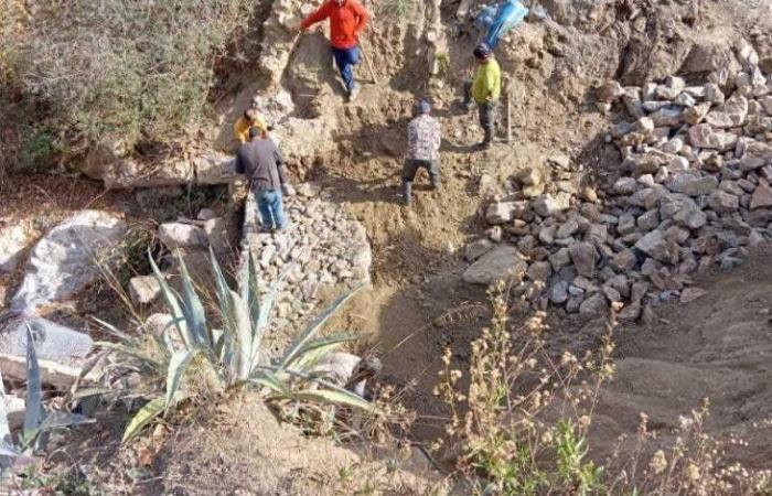 Taza.. Los habitantes de Douware se ofrecen como voluntarios para reparar un tramo de carretera en ausencia de los cargos electos