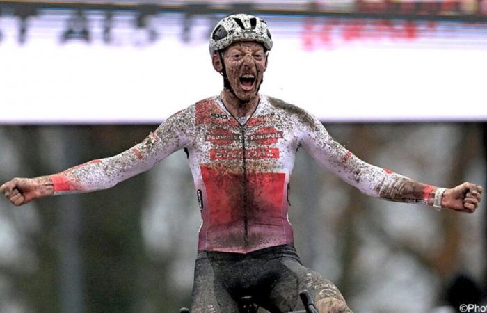 ¡Espectáculo en la Ciudadela de Namur! Vanthourenhout le quita la primera victoria a Aert desde su regreso tras una caída en la última ronda