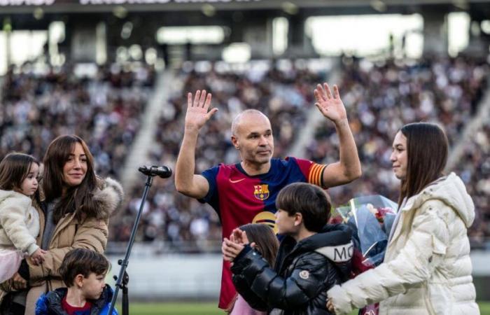 Andrés Iniesta se despide durante un partido de exhibición en Tokio