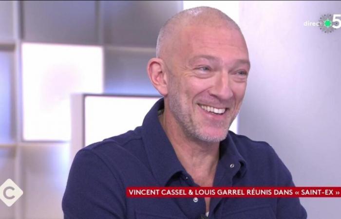 C à Vous: Vincent Cassel intenta escaparse antes del final, Anne-Elisabeth Lemoine lo detiene