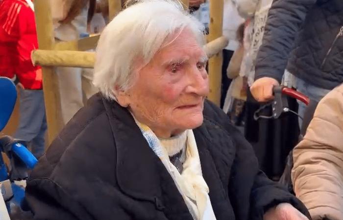 “Doy gracias al Señor por haberme concedido esta gracia”, Juana, de 108 años, fue bendecida por el Papa Francisco en Ajaccio