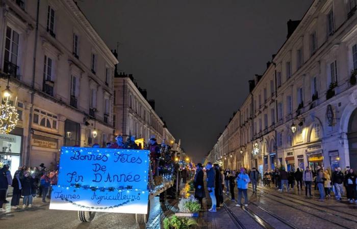 Una mirada retrospectiva al singular desfile de tractores iluminados en Orleans