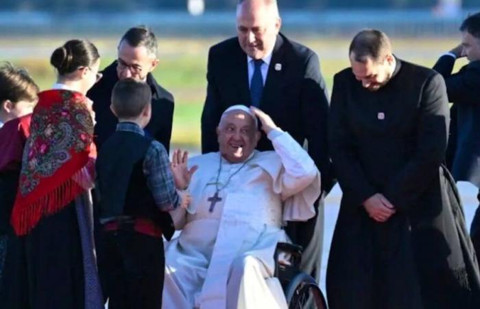 El Papa llegó a Córcega para una histórica visita relámpago