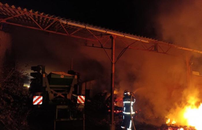 Los bomberos evitan lo peor tras un incendio en un cobertizo agrícola