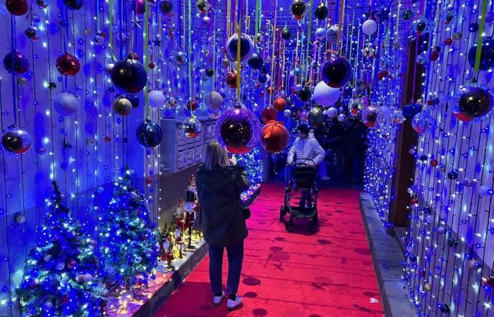 decora el patio de su edificio con 3.600 bolas navideñas y 25.000 luces