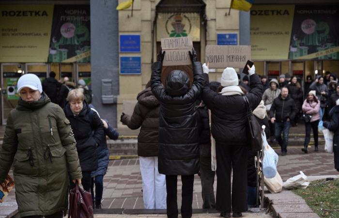 En Kyiv, activistas piden que se respete un minuto de silencio diario.