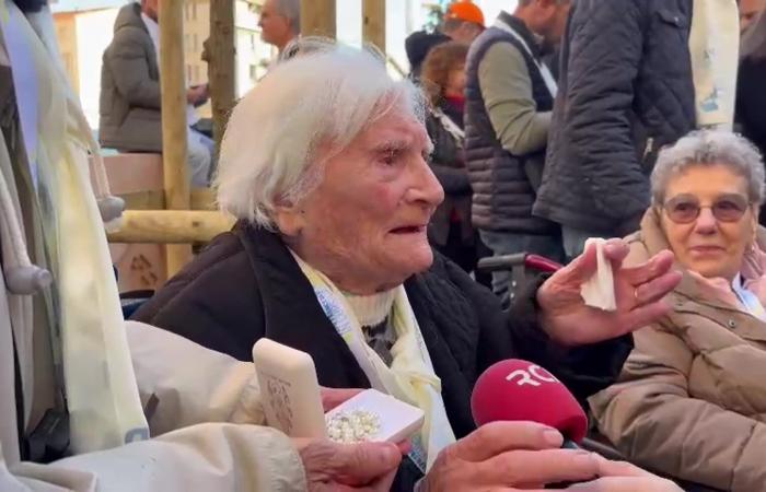 “Doy gracias al Señor por haberme concedido esta gracia”, Juana, de 108 años, fue bendecida por el Papa Francisco en Ajaccio