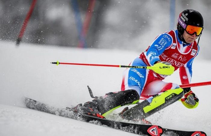 Steven Amiez cae durante la segunda vuelta de su slalom en Val d’Isère