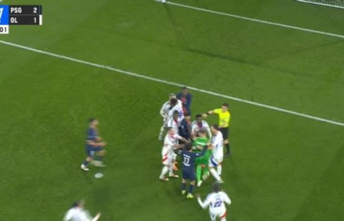 Gran desacuerdo entre Donnarumma y Mikautadze tras el gol del Lyon