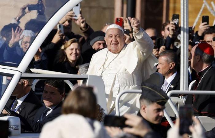 Bendito bebé, Patrick Fiori, y papamóvil… Los mejores momentos de la visita del Papa Francisco a Córcega