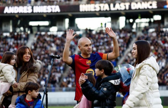 El adiós de la leyenda española Andrés Iniesta al público de Tokio