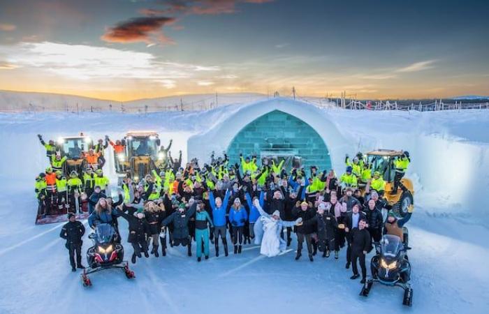 Un escultor local trabaja en el hotel de hielo más prestigioso