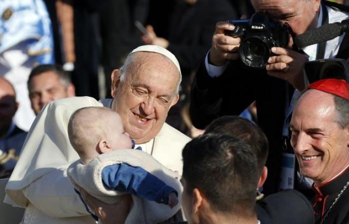 Bendito bebé, Patrick Fiori, y papamóvil… Los mejores momentos de la visita del Papa Francisco a Córcega