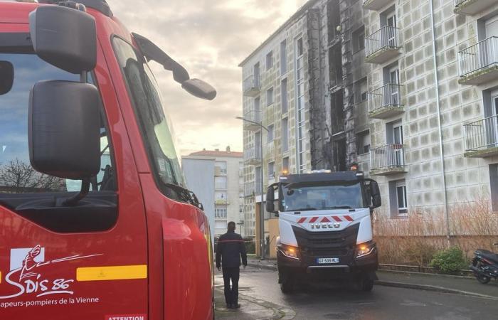 Incendio provocado en Poitiers. Una señora de 75 años en emergencia absoluta, quemada en las vías respiratorias