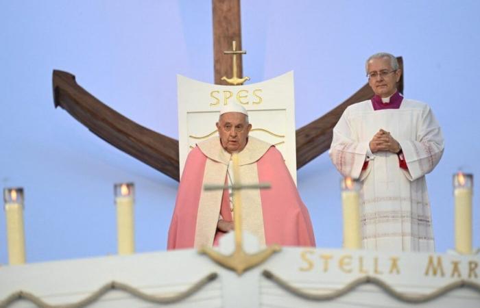 Bendito bebé, Patrick Fiori, y papamóvil… Los mejores momentos de la visita del Papa Francisco a Córcega