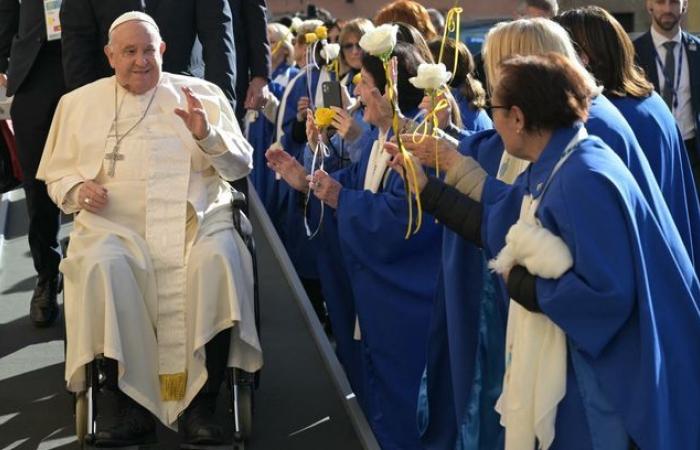 Bendito bebé, Patrick Fiori, y papamóvil… Los mejores momentos de la visita del Papa Francisco a Córcega