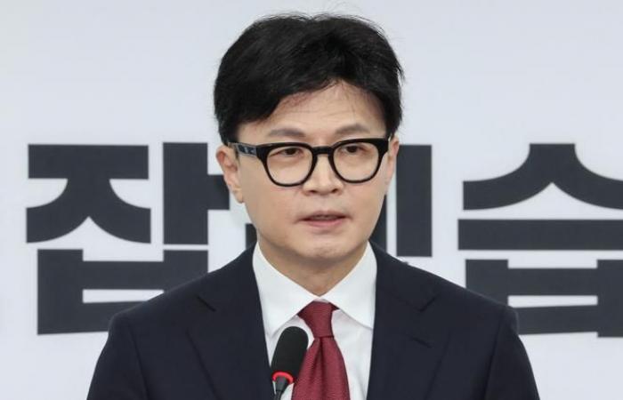 En Corea del Sur, el líder del partido gobernante anuncia su dimisión tras la suspensión del presidente