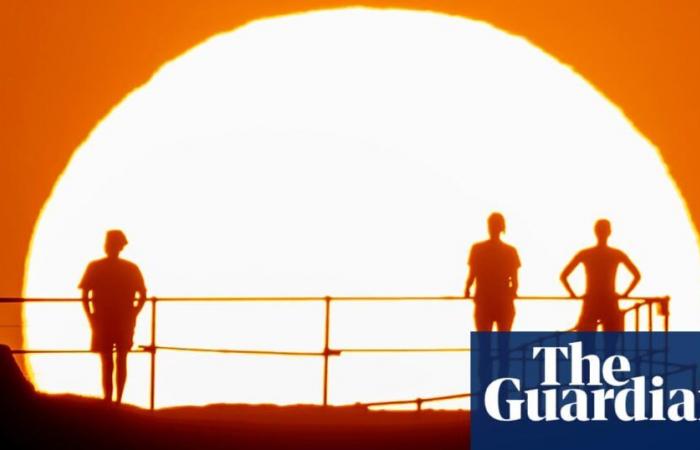 Las temperaturas se disparan con una ola de calor que azota Melbourne y el oeste de Sydney mientras se declaran prohibiciones de incendio | El tiempo en Australia