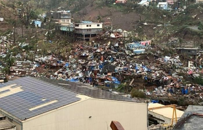 Llegó al lugar un primer avión con equipo de socorro.