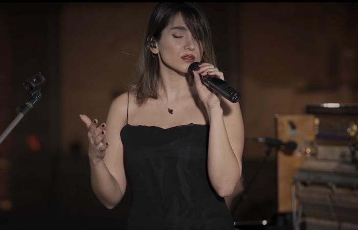 La cantante Parastoo Ahmadi, que actuaba sin velo en YouTube, arrestada brevemente en Irán