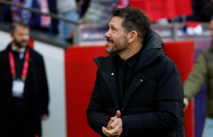 Simeone desenvuelve el regalo navideño