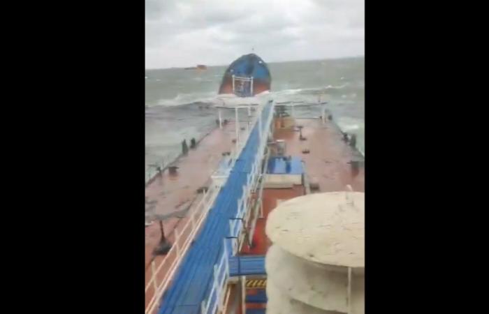 Atrapado en una tormenta, un petrolero ruso literalmente se partió en dos en el Mar Negro, se derramaron toneladas de petróleo