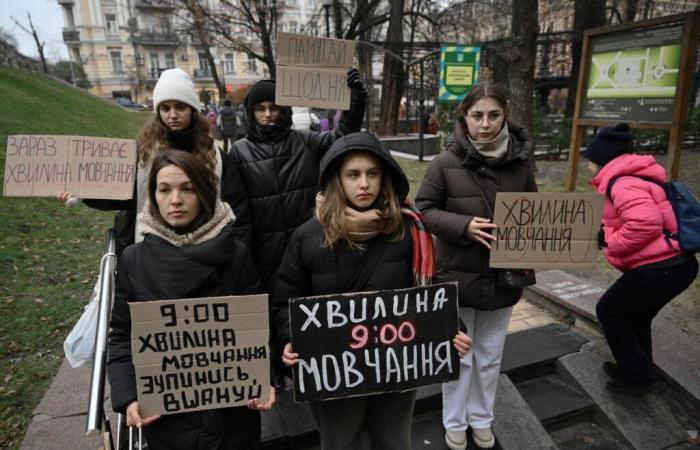 En Kyiv, activistas piden que se respete un minuto de silencio diario.