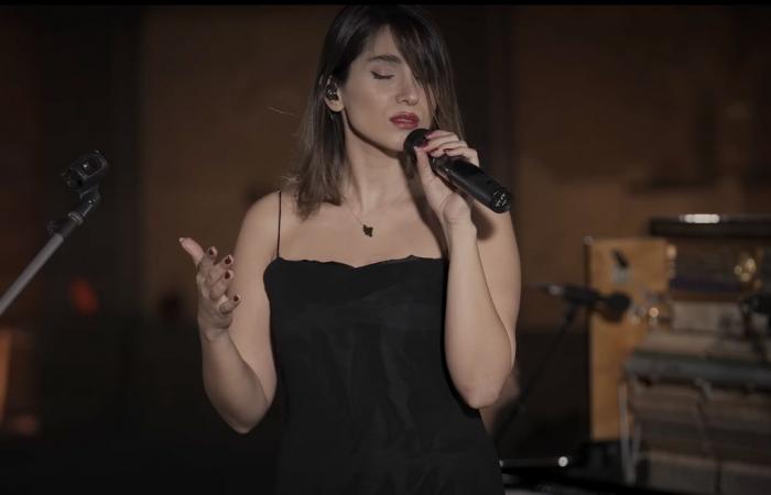 La cantante Parastoo Ahmadi, que actuaba sin velo en YouTube, arrestada brevemente en Irán