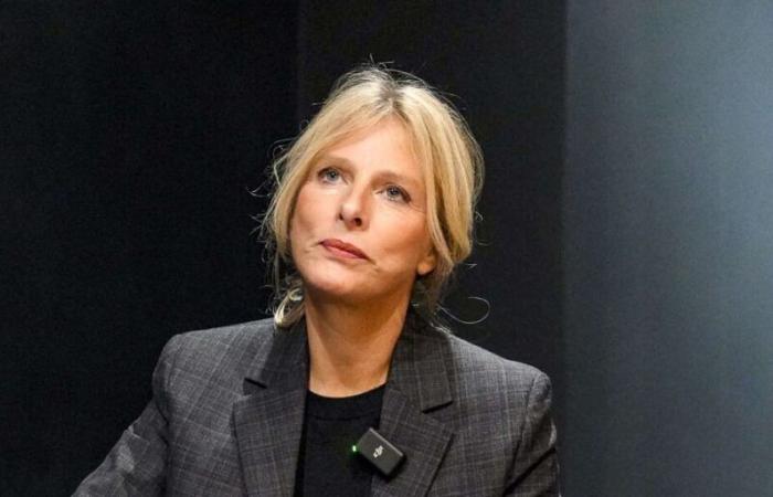 Karin Viard herida, se muestra en camilla tras violenta caída mientras esquiaba