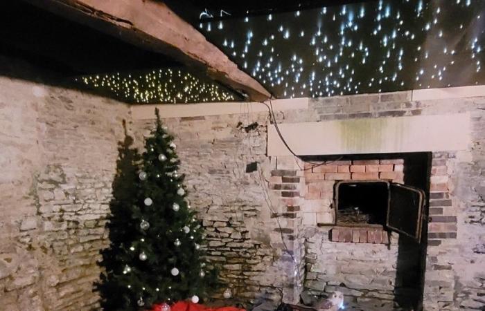 En este pueblo de Calvados, el belén navideño está instalado delante del antiguo horno de pan.