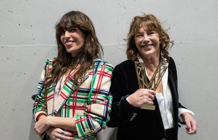 Lou Doillon y su hijo Laszlo: momento suspendido en el cementerio de Montparnasse con Jane Birkin