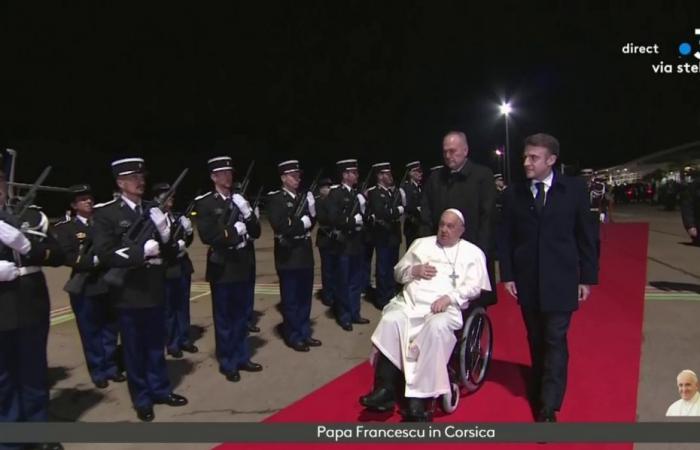 El Papa Francisco luego Gilles Simeoni habló con Emmanuel Macron en el aeropuerto de Ajaccio