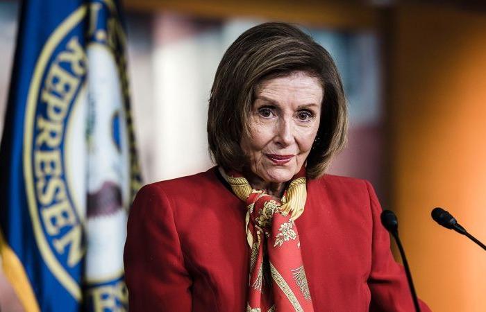 Pelosi se somete con éxito a una prótesis de cadera tras caerse por unas escaleras en Luxemburgo