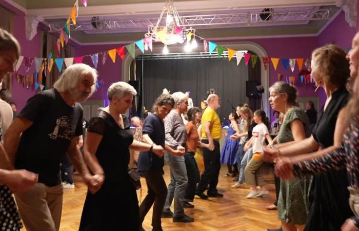 EN FOTOS. ¡Todos al baile! Tenemos gente en las piernas en este pequeño pueblo de montaña.