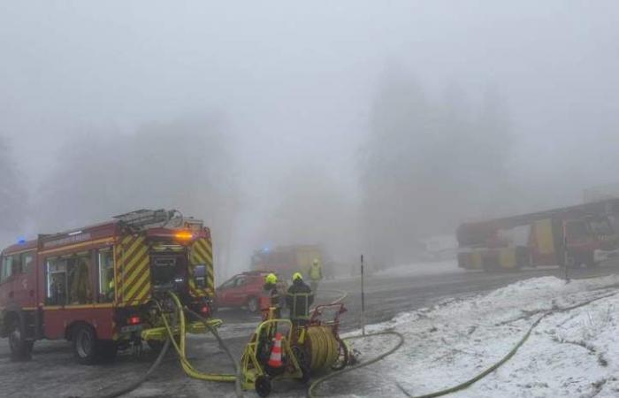 Renovado en 2022, el chalet de la estación Champ-du-Feu completamente devastado por un incendio