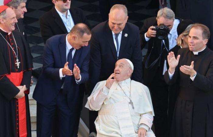 Bendito bebé, Patrick Fiori, y papamóvil… Los mejores momentos de la visita del Papa Francisco a Córcega