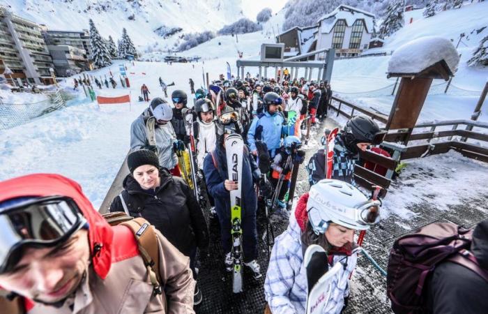 La nieve y los esquiadores presentes en el primer día de apertura de la estación.