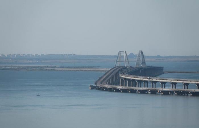 Un petrolero ruso se rompe y derrama petróleo en el estrecho de Kerch