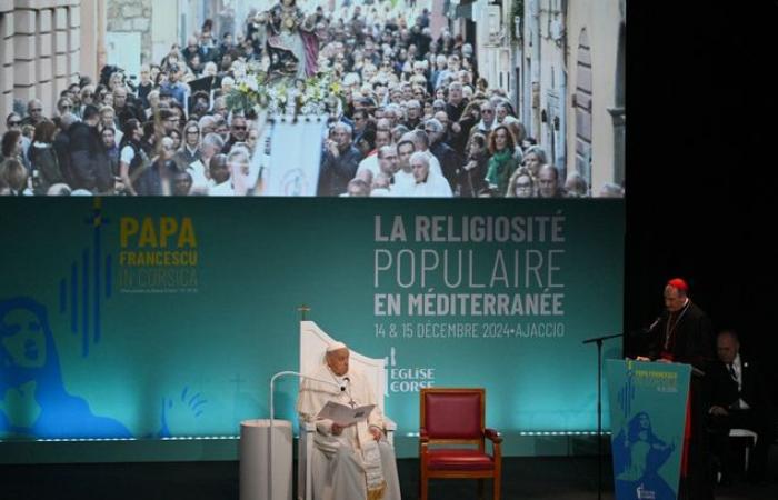 Bendito bebé, Patrick Fiori, y papamóvil… Los mejores momentos de la visita del Papa Francisco a Córcega