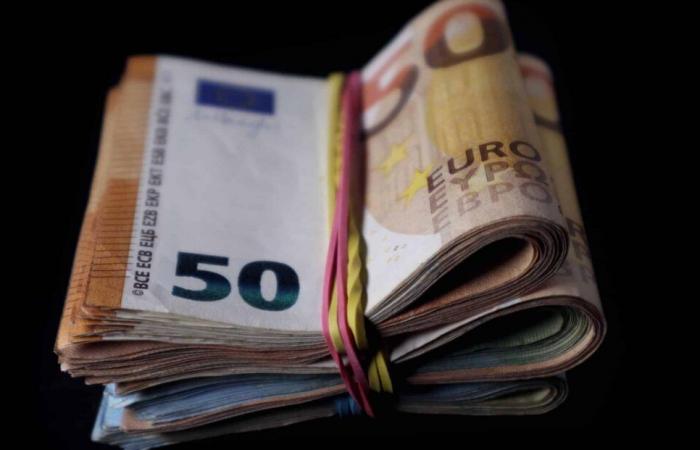 El euro continúa su caída frente al dinar en el mercado negro