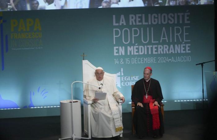 En Córcega, el Papa defiende su versión del laicismo